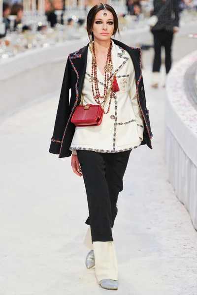 Look 16